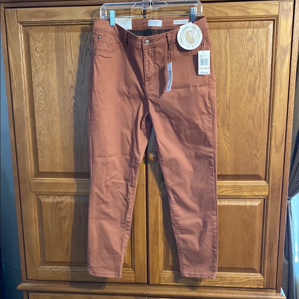 Curve Appeal Brown Straight Leg Jeans with Relaxed Fit. NWT.